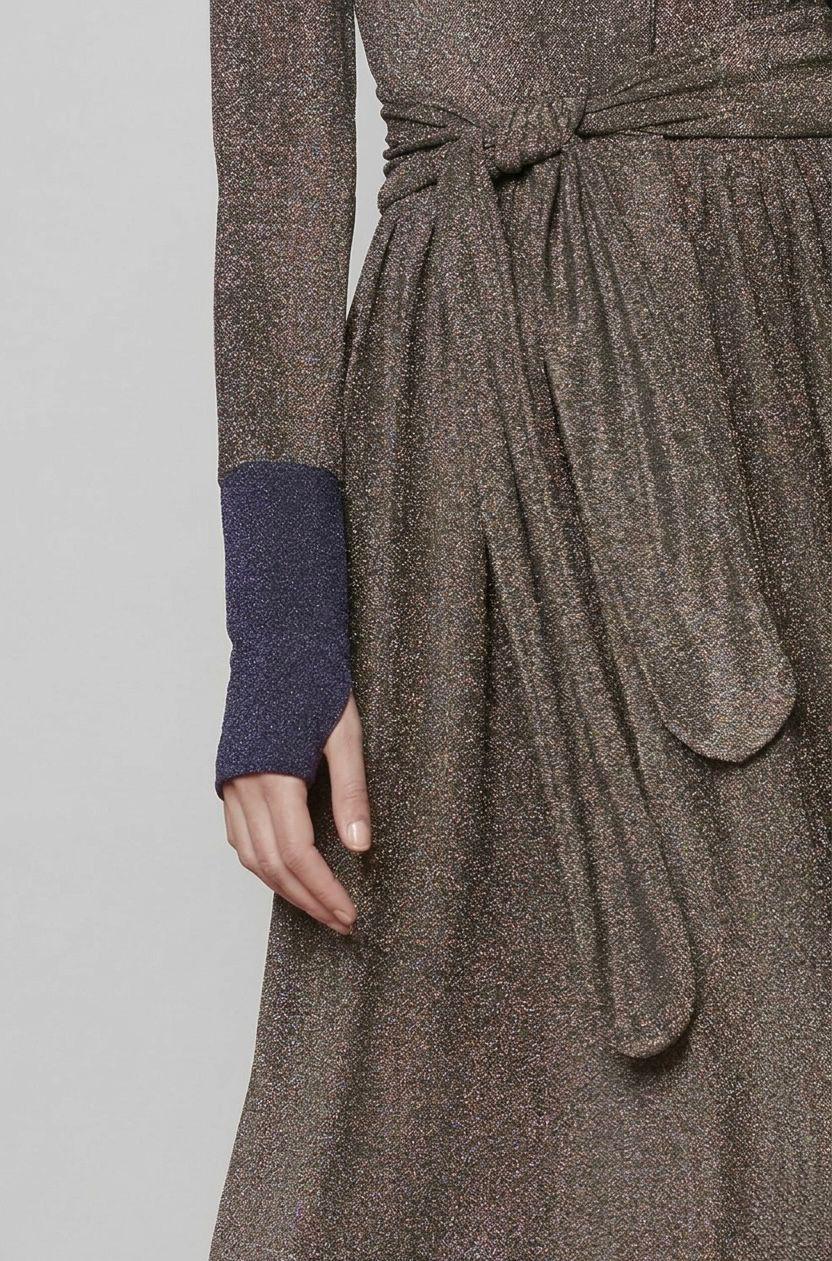 Midi dress with contrasting cuffs.